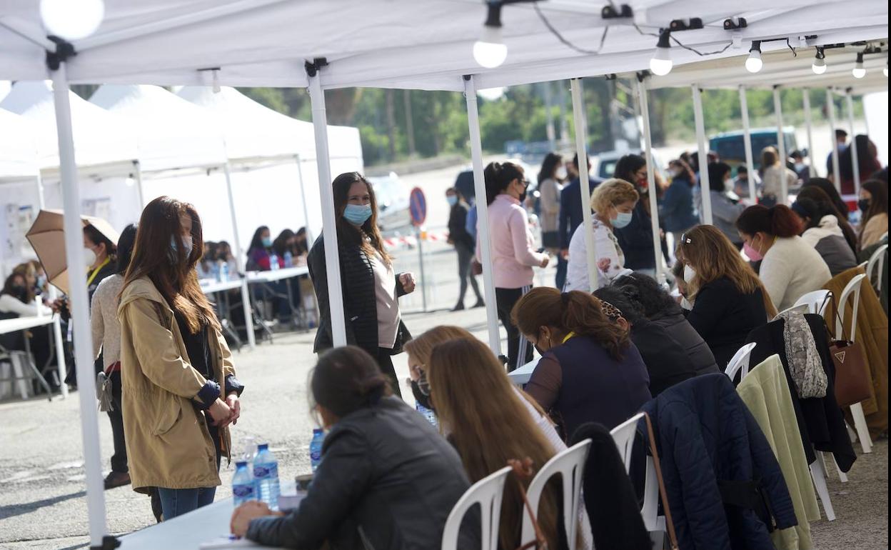 Votantes en las elecciones ecuatorianas, este domingo, en La Fica. 