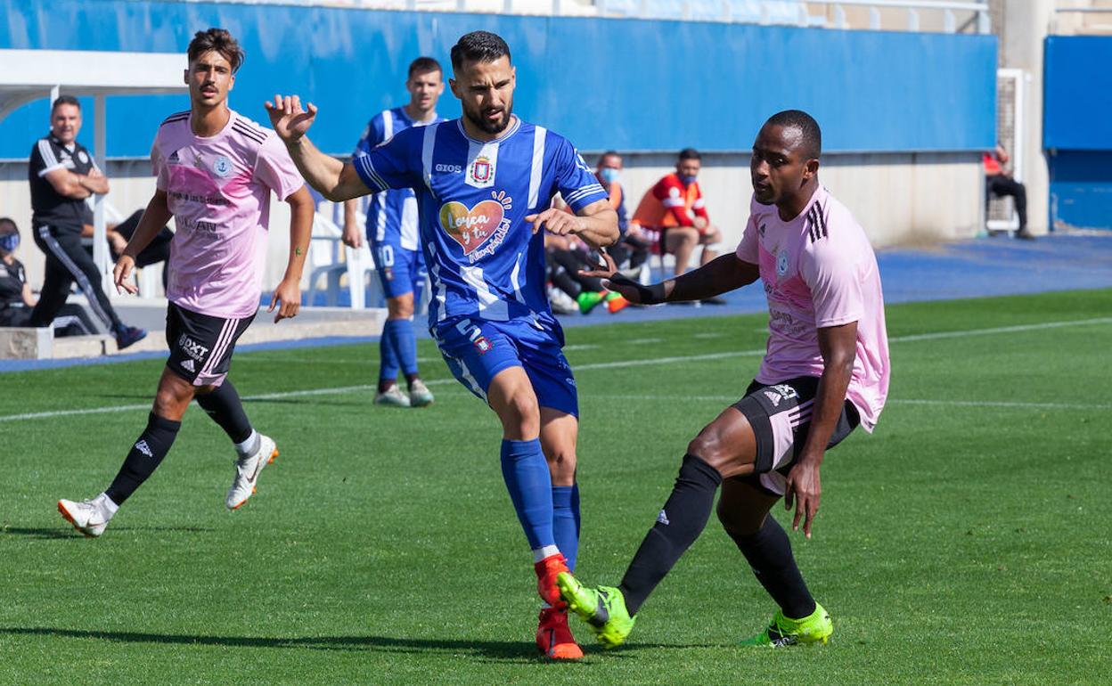 Carlos Garrido pugna con Moussa, en el partido de este domingo.