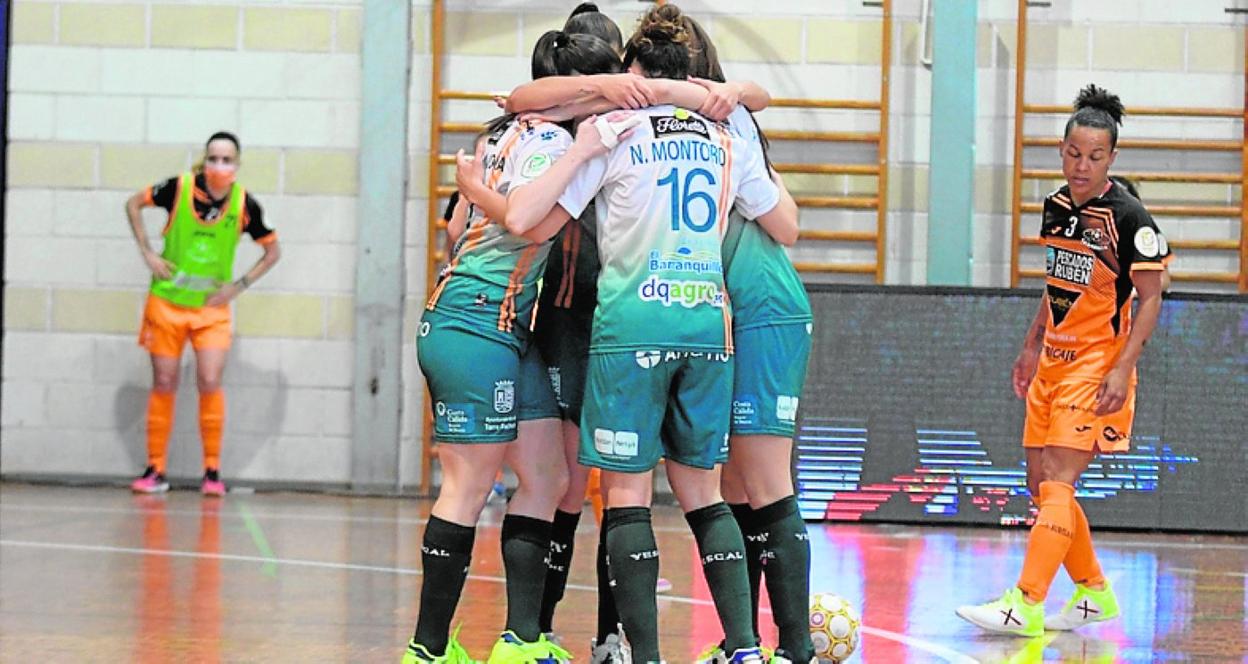 Jugadoras del Roldán celebran un gol, en el partido de ayer. 
