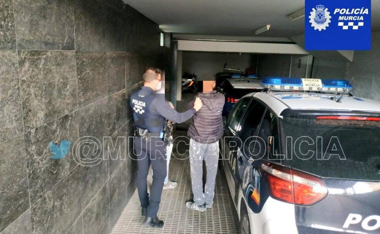 Un policía, junto a un detenido.