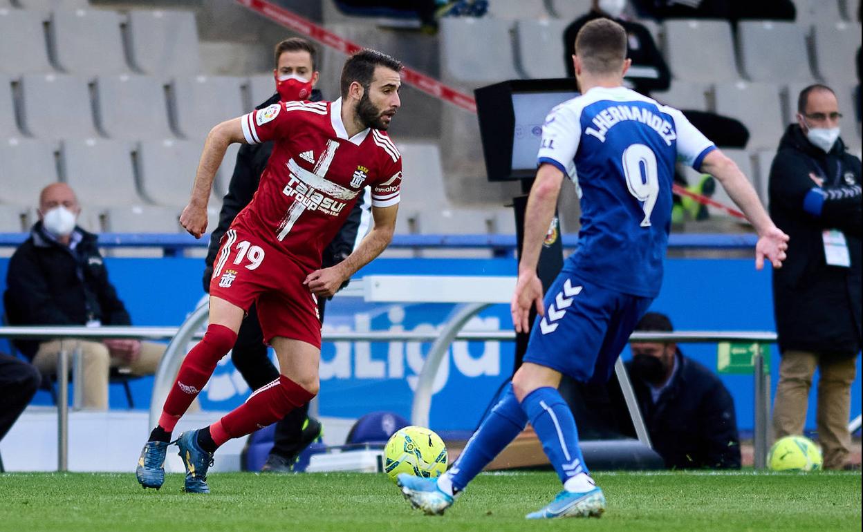 Antoñito con el balón controlado durante el encuentro ante el Sabadell.