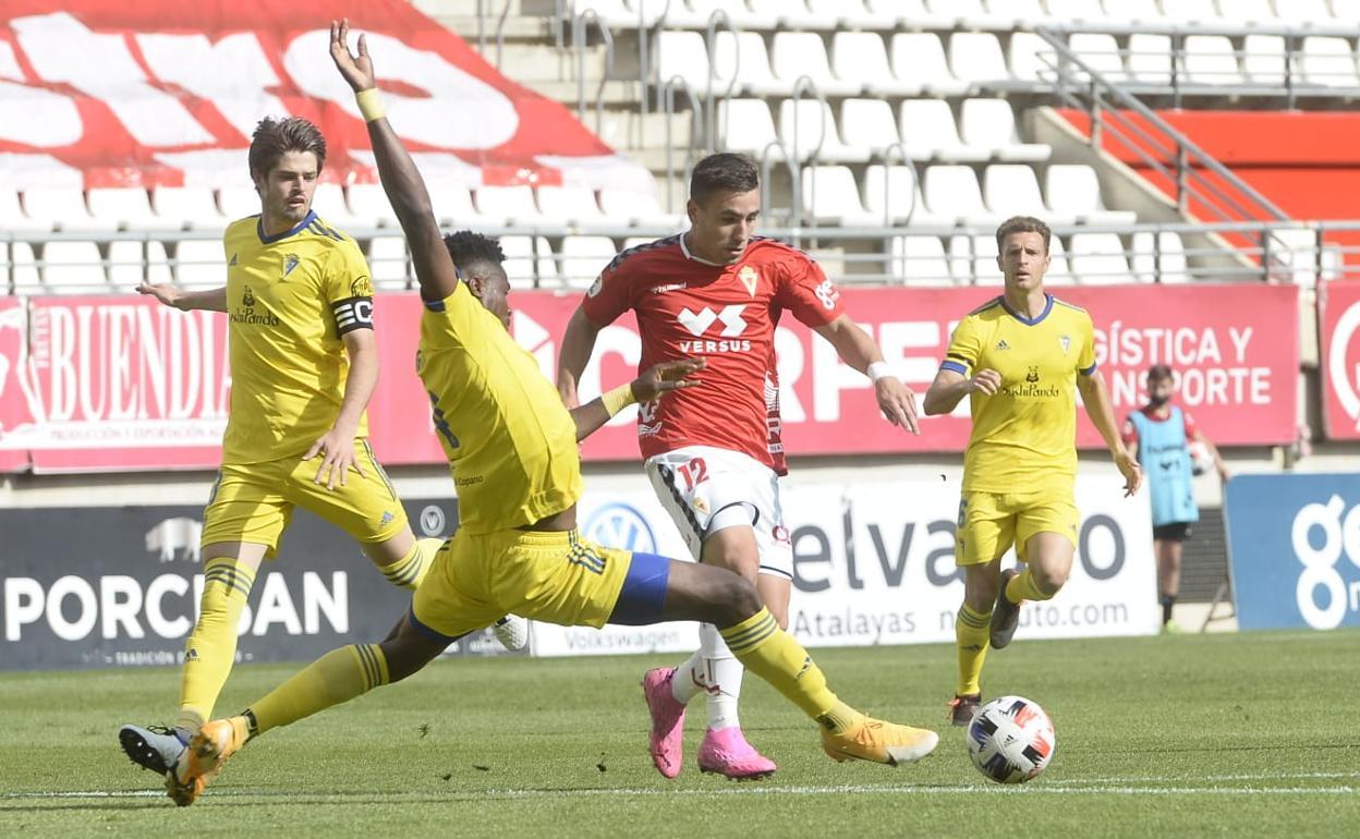 Carrillo conduce el esférico durante el partido ante el Cádiz B.