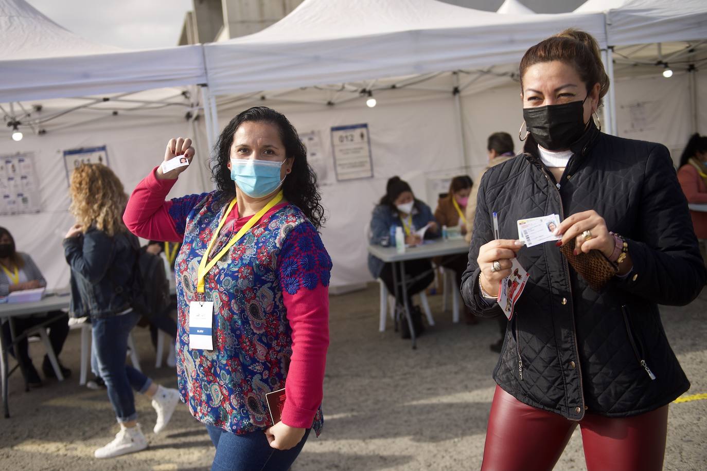 Fotos: Unos 12.000 ecuatorianos votan en la Región a su presidente