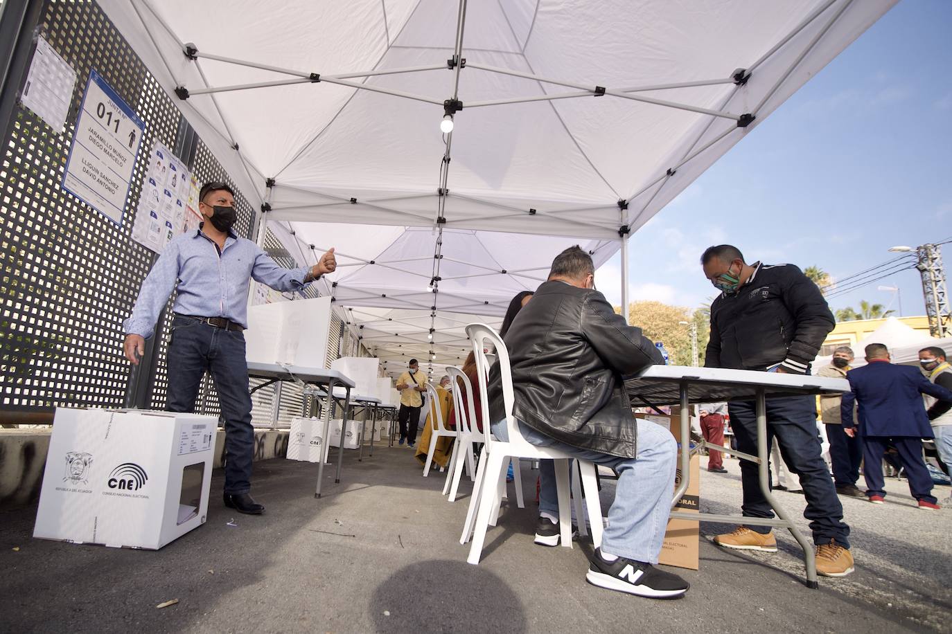 Fotos: Unos 12.000 ecuatorianos votan en la Región a su presidente