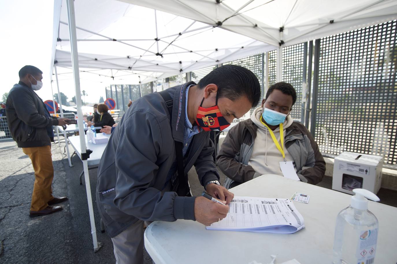 Fotos: Unos 12.000 ecuatorianos votan en la Región a su presidente