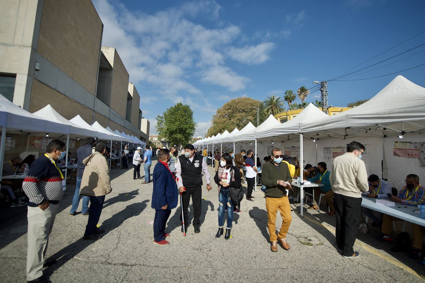 Fotos: Unos 12.000 ecuatorianos votan en la Región a su presidente