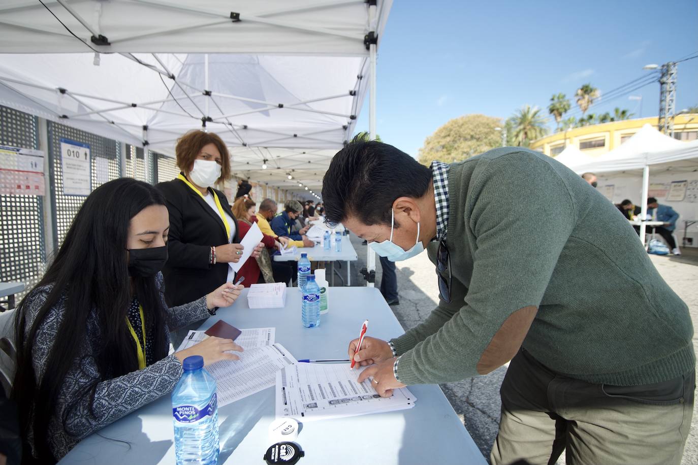 Fotos: Unos 12.000 ecuatorianos votan en la Región a su presidente