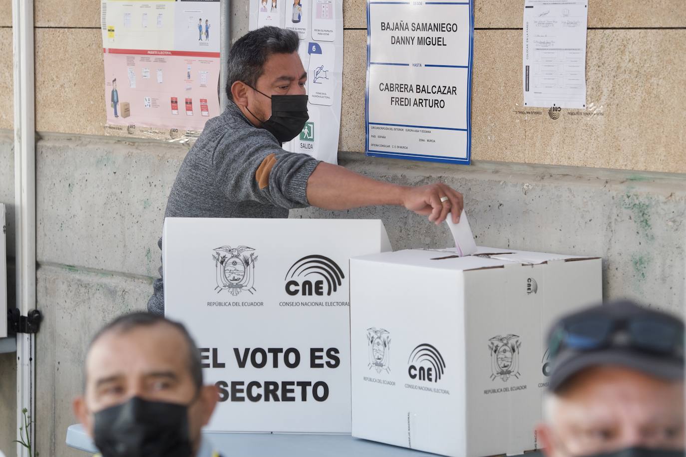 Fotos: Unos 12.000 ecuatorianos votan en la Región a su presidente