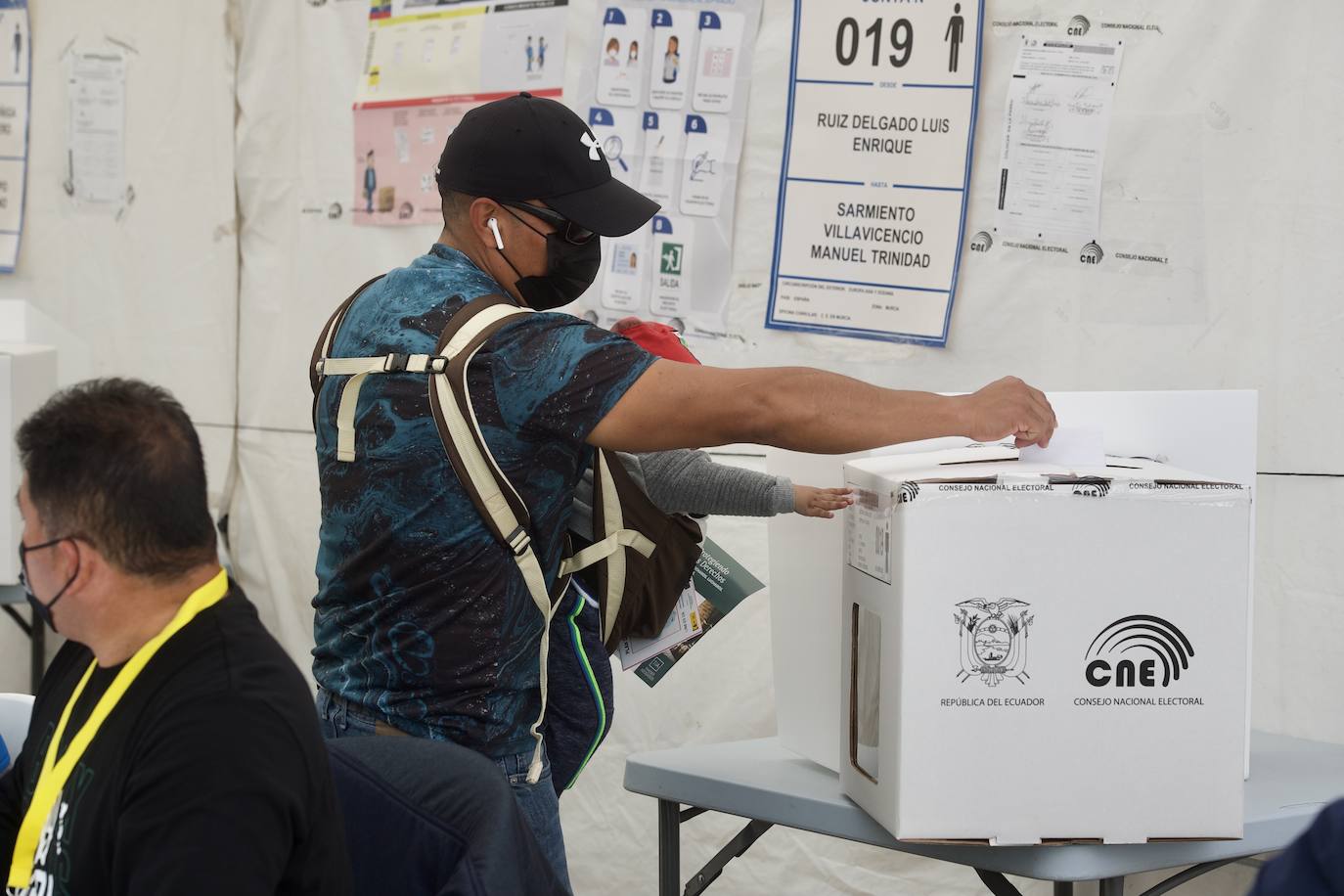 Fotos: Unos 12.000 ecuatorianos votan en la Región a su presidente