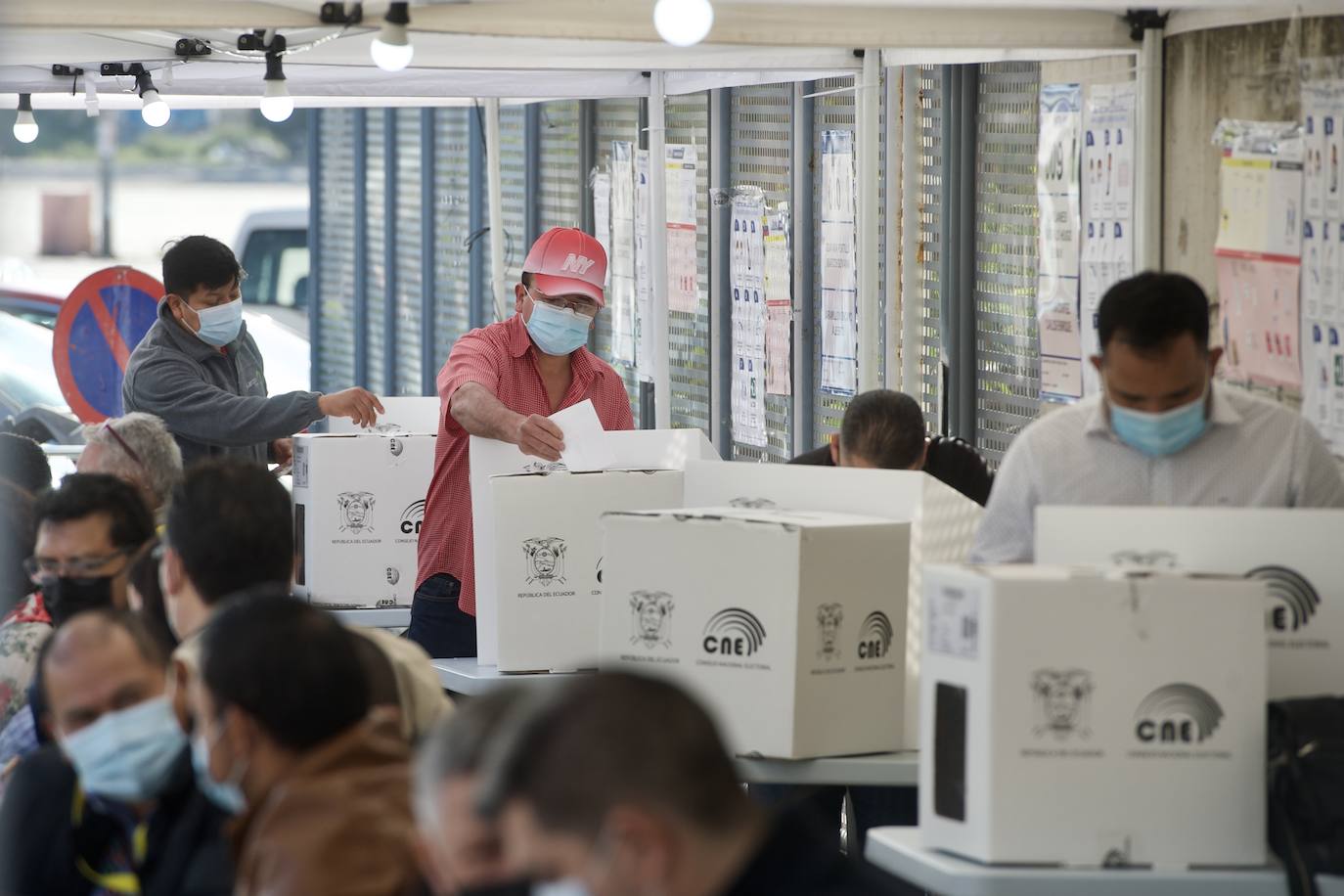 Fotos: Unos 12.000 ecuatorianos votan en la Región a su presidente