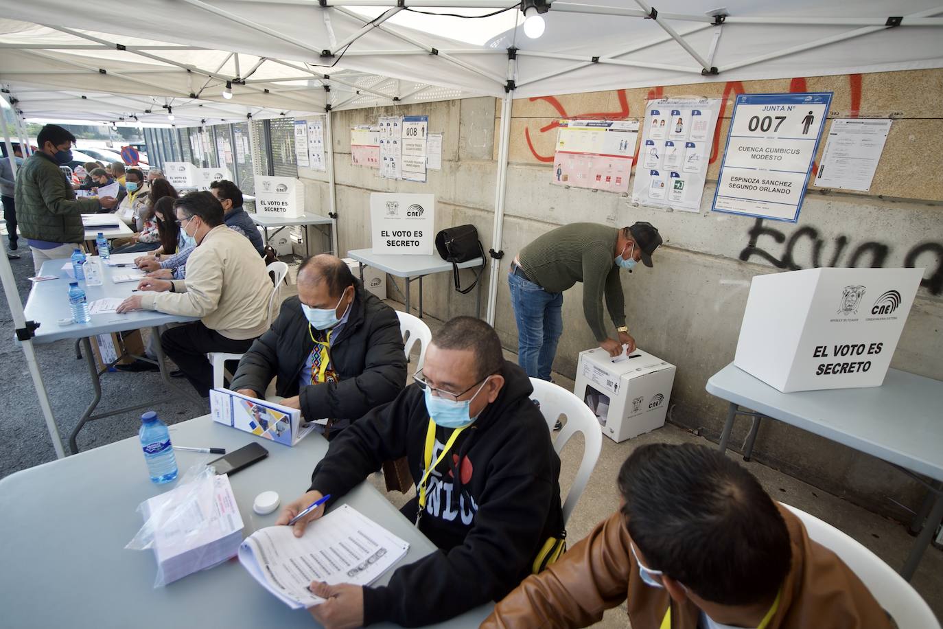 Fotos: Unos 12.000 ecuatorianos votan en la Región a su presidente