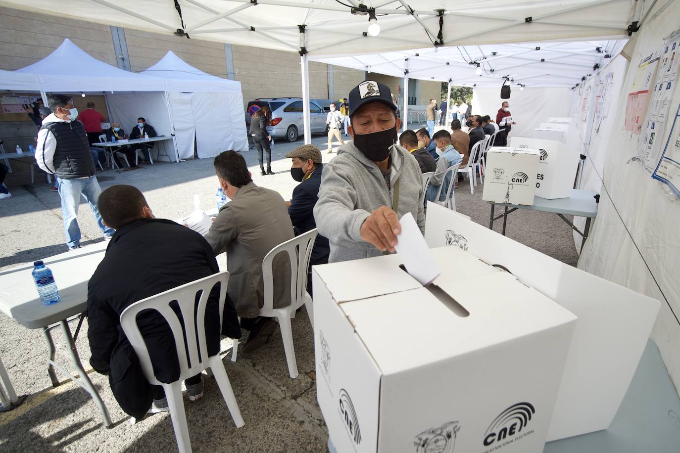 Fotos: Unos 12.000 ecuatorianos votan en la Región a su presidente