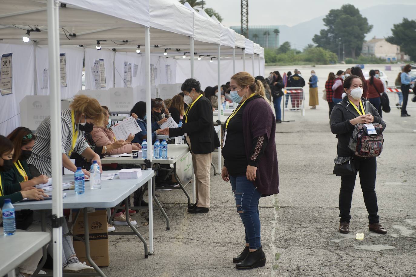 Fotos: Unos 12.000 ecuatorianos votan en la Región a su presidente