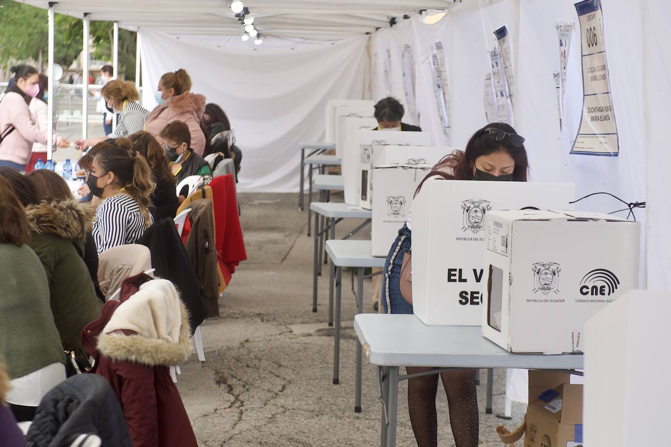 Fotos: Unos 12.000 ecuatorianos votan en la Región a su presidente