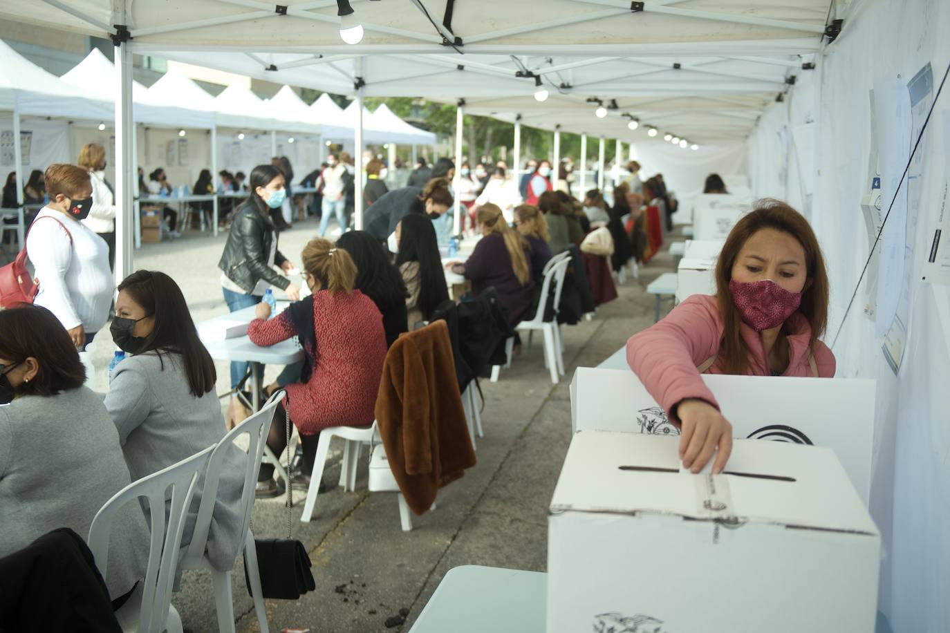 Fotos: Unos 12.000 ecuatorianos votan en la Región a su presidente