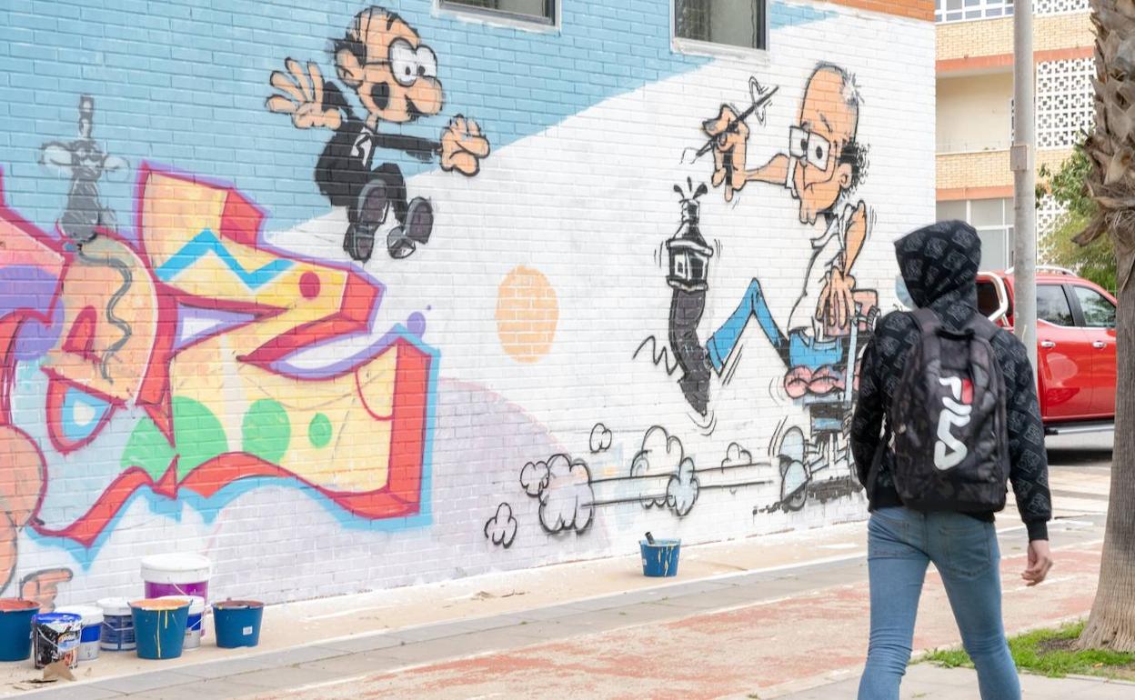 Imagen del grafiti homenaje a Ibañez, situado en una pared exterior del Centro Cultural Ramón Alonso Luzzy de Cartagena.