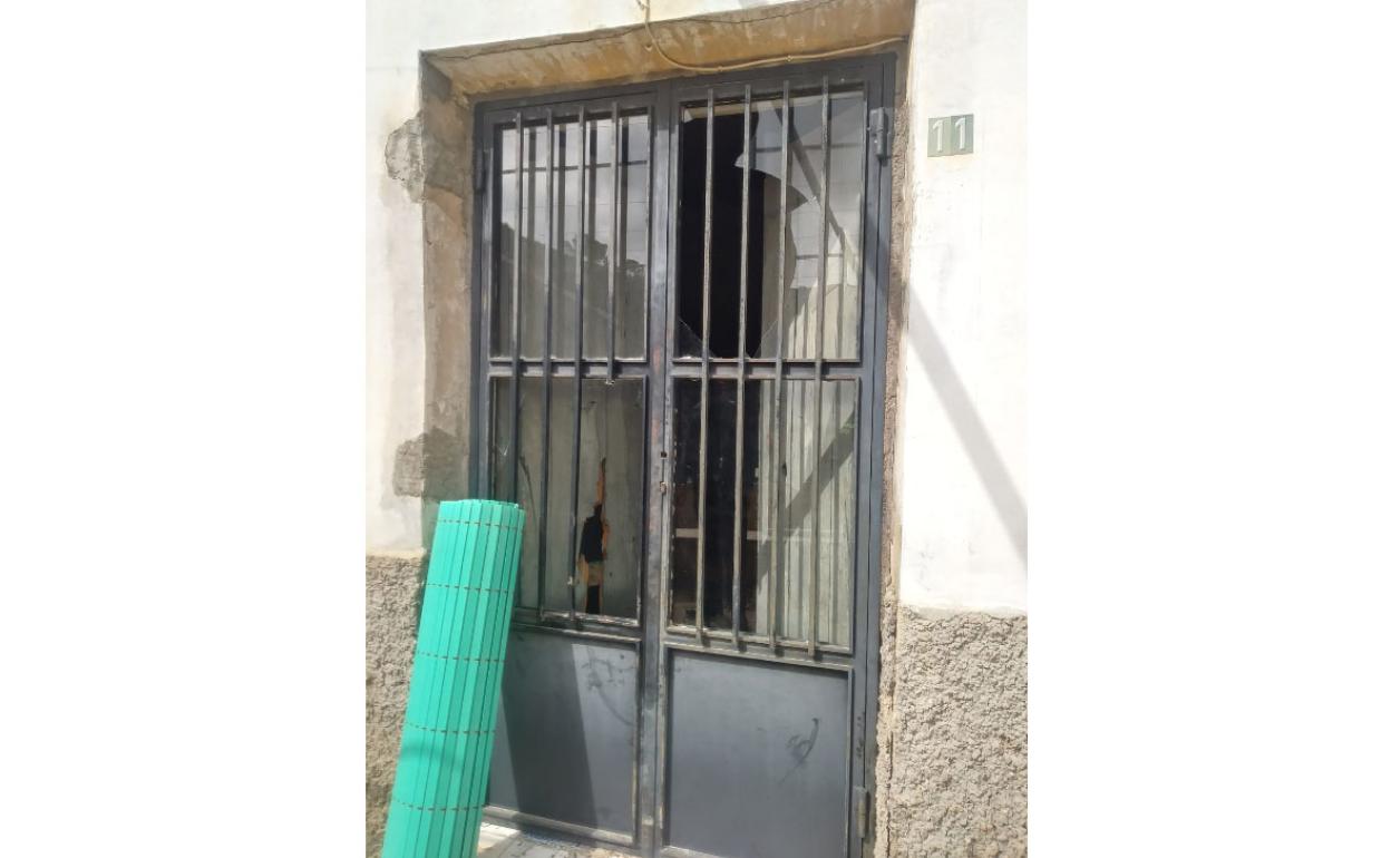 Puerta con los cristales rotos en una casa de Los Jarales. 
