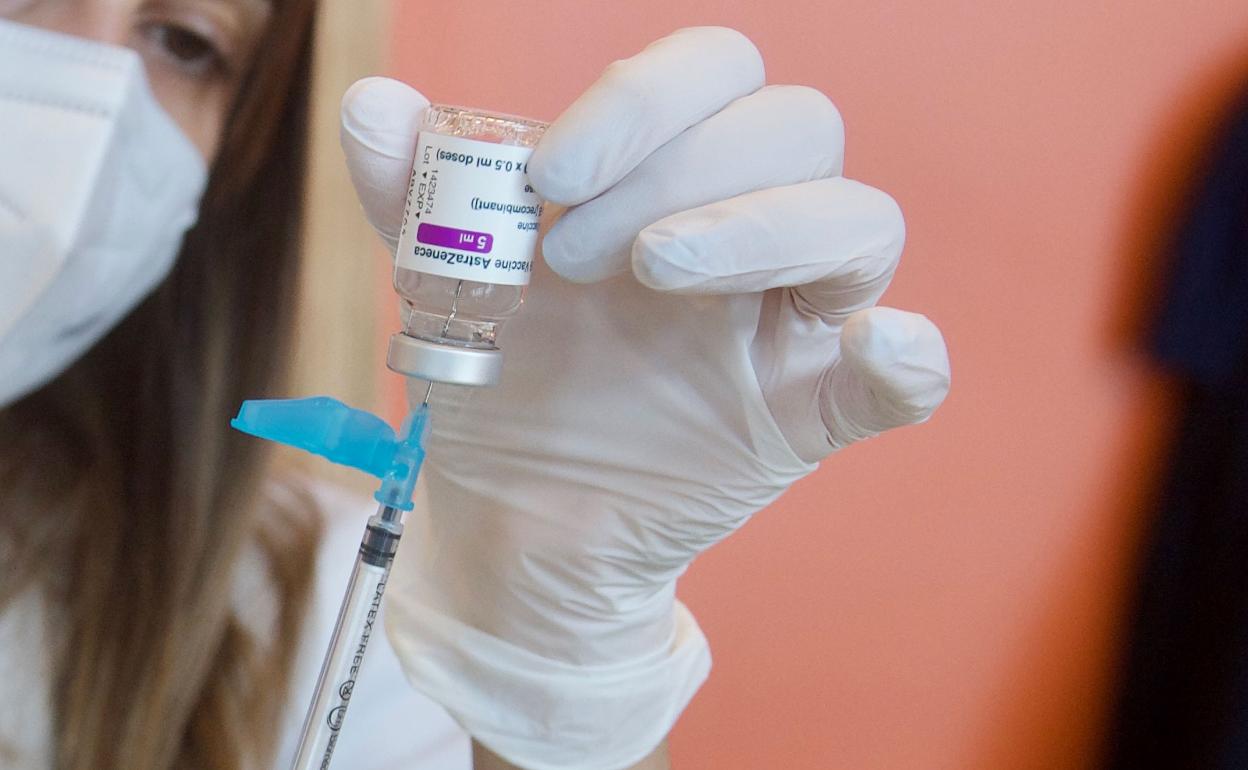 Una enfermera prepara una dosis de AstraZeneca en una imagen de archivo.