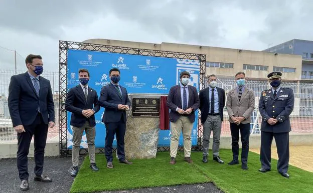 El presidente de la Comunidad, Fernando López Miras, y el alcalde de San Javier, José Miguel Luengo, en el centro, posan junto a otras autoridades en la inauguración del espacio deportivo. 