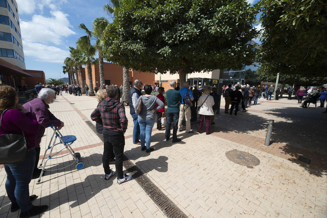 Fotos: Cunde el malestar entre los mayores de Cartagena por las colas y largas esperas para la vacuna