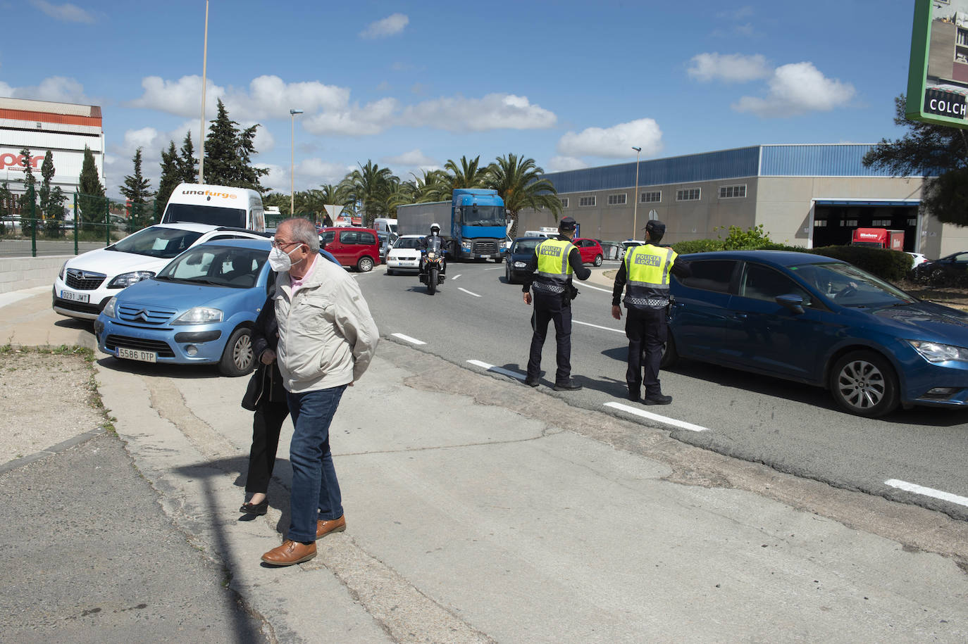 Fotos: Cunde el malestar entre los mayores de Cartagena por las colas y largas esperas para la vacuna