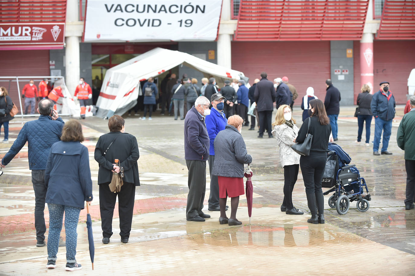 Fotos: Vacunaciones masivas contra el coronavirus en el Enrique Roca de Murcia