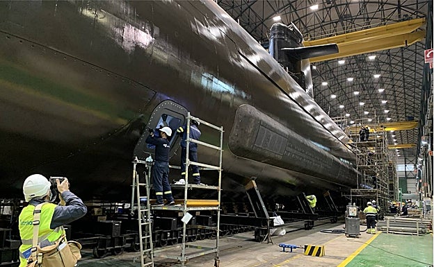 Varios trabajadores dan los últimos retoques al 'Isaac Peral' este jueves en Navantia. 