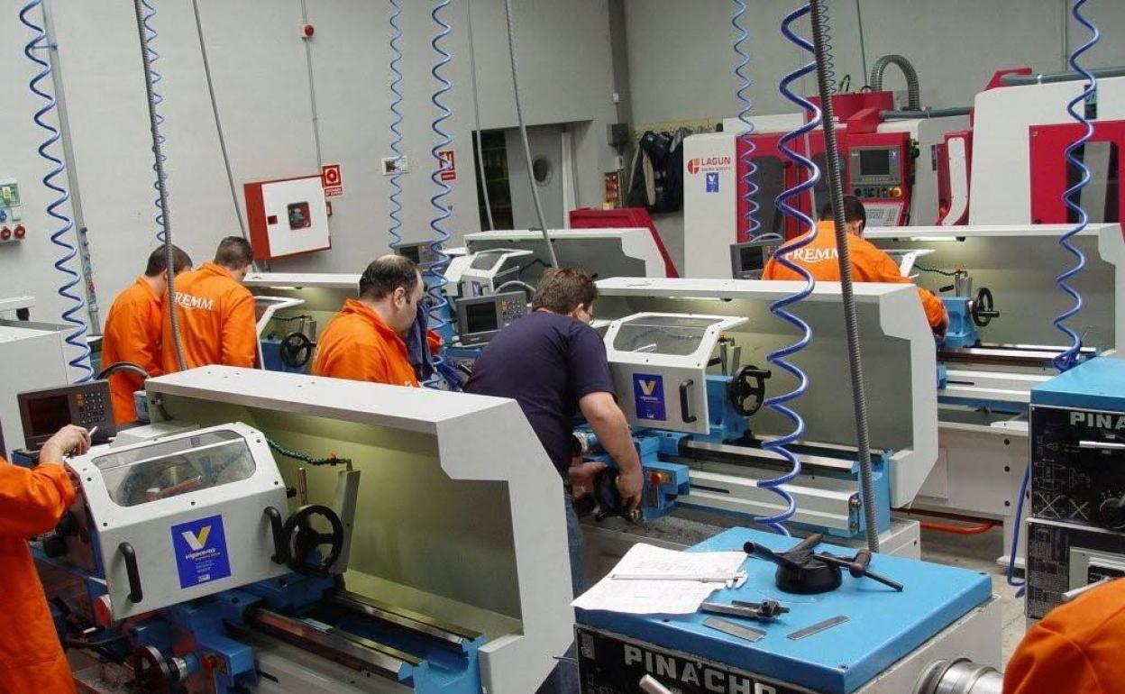 Imagen de archivo de varios trabajadores de la Fremm.