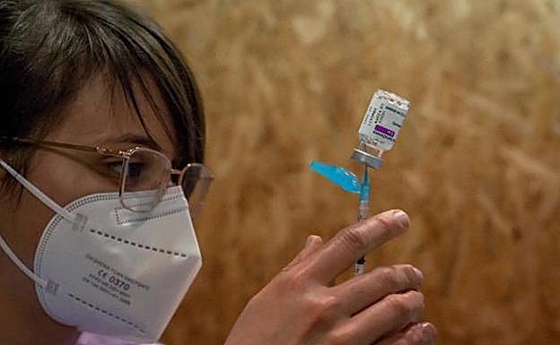 Una sanitaria prepara una dosis de la vacuna del coronavirus.