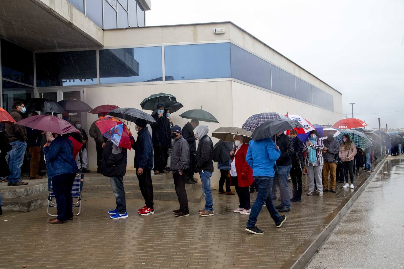 Fotos: La vacunación contra la Covid-19 congrega a 4.000 personas en el pabellón de Torre Pacheco