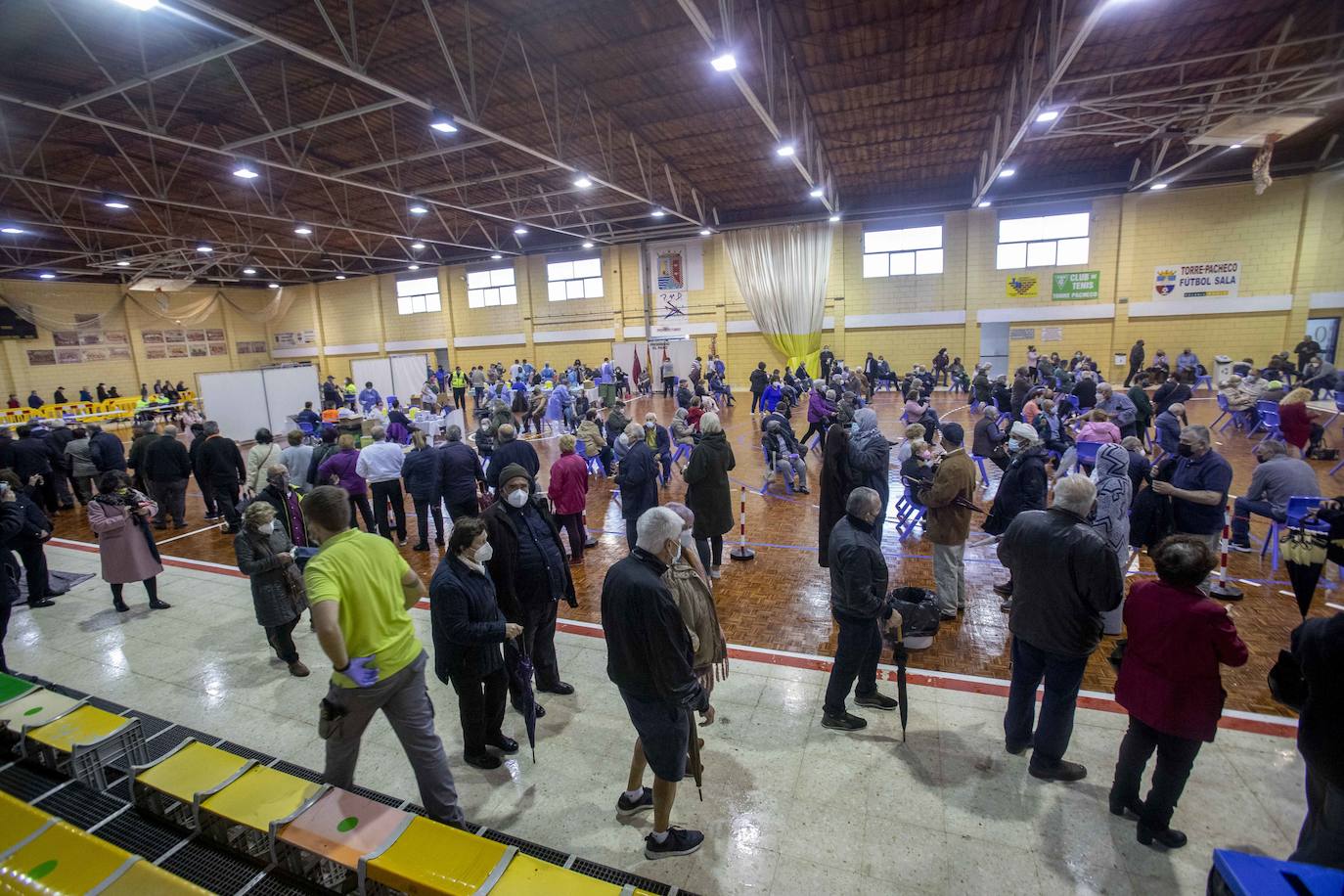 Fotos: La vacunación contra la Covid-19 congrega a 4.000 personas en el pabellón de Torre Pacheco