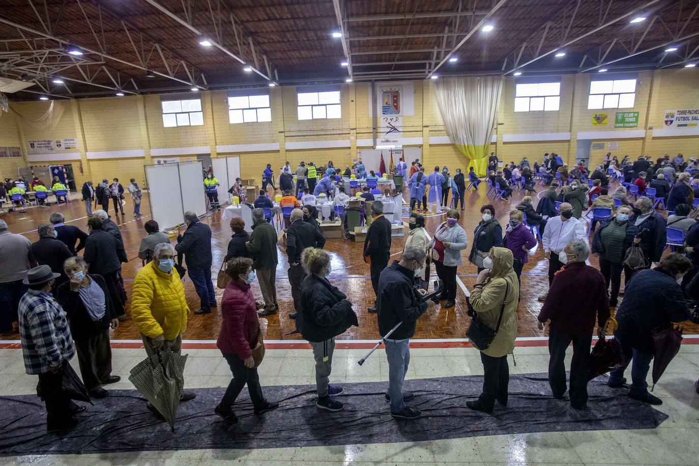 Fotos: La vacunación contra la Covid-19 congrega a 4.000 personas en el pabellón de Torre Pacheco