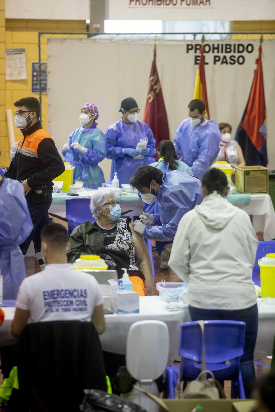 Fotos: La vacunación contra la Covid-19 congrega a 4.000 personas en el pabellón de Torre Pacheco