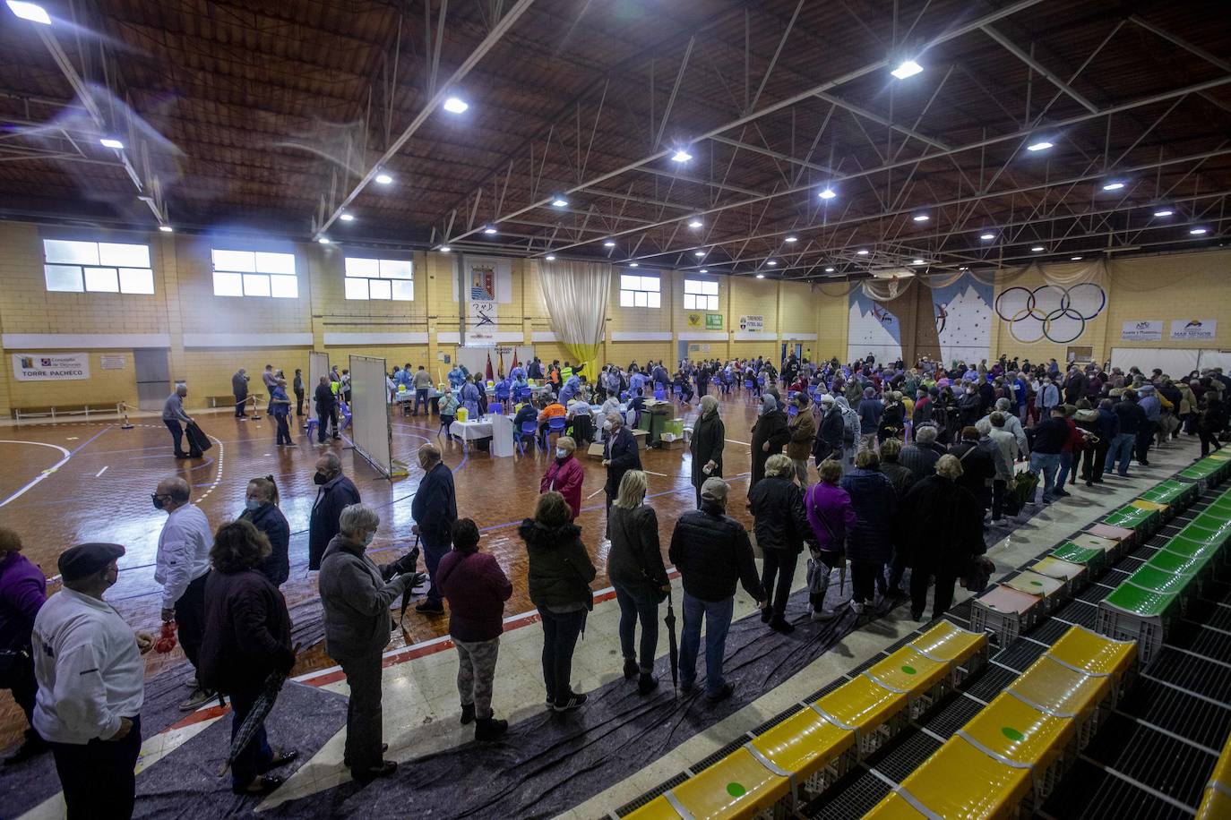 Fotos: La vacunación contra la Covid-19 congrega a 4.000 personas en el pabellón de Torre Pacheco