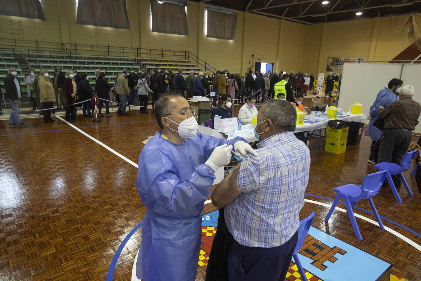 Fotos: La vacunación contra la Covid-19 congrega a 4.000 personas en el pabellón de Torre Pacheco