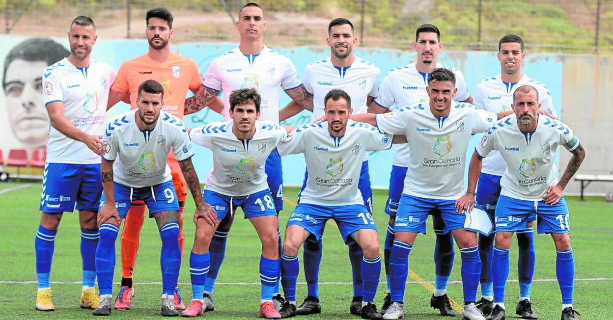 Los jugadores del once titular del Tamaraceite posan antes de comenzar un partido. 