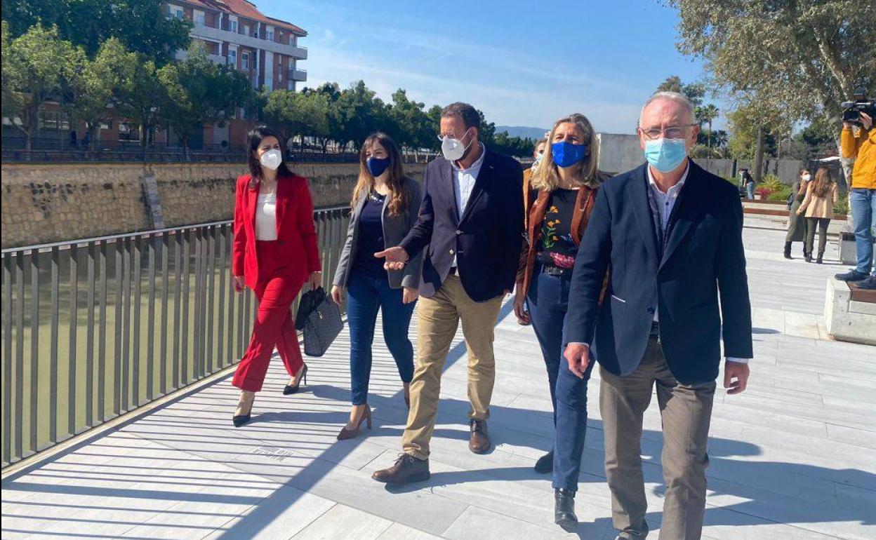 Rebeca Pérez, José Guillén, Antonio Navarro, Mercedes Bernabé y Miriam Guardiola pasean por Murcia Río. 