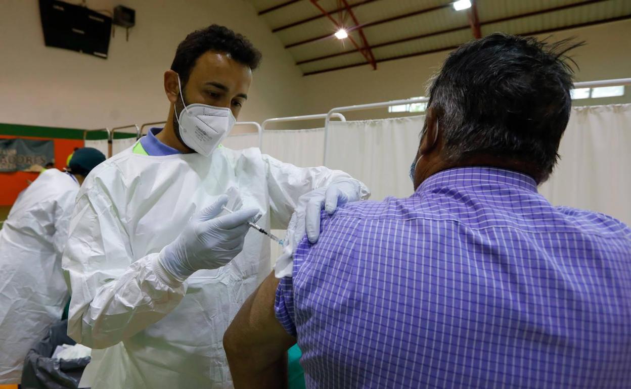 Un sanitario administra una vacuna contra la Covid-19 en una foto de archivo.