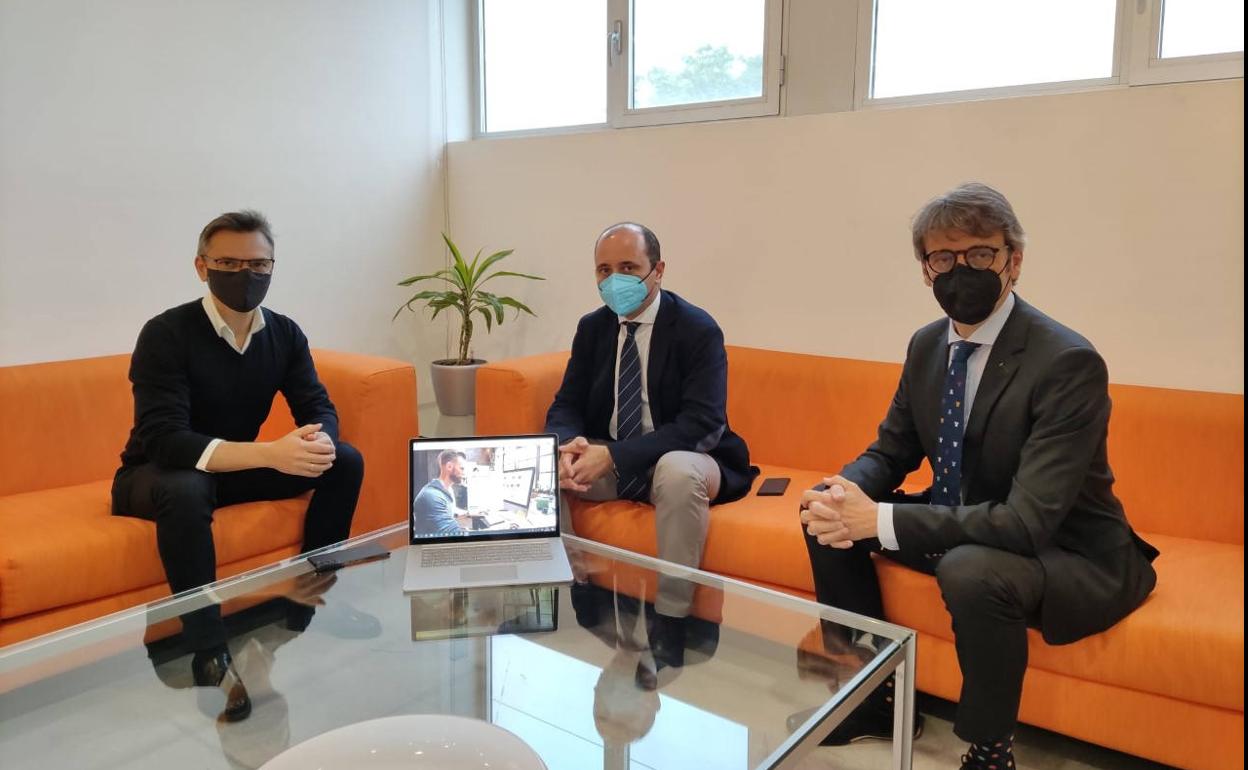 El director del Info, Joaquín Gómez, y el secretario general de Hacienda, Luis Alberto Marín, durante su reunión con Andrea Di Palma, CEO de la empresa Connectif, que ha obtenido financiación del programa 'Emprendia'. 