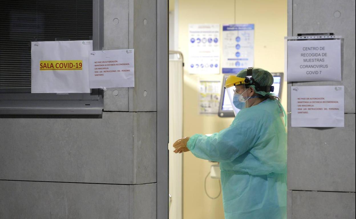 Pruebas para detectar positivos por coronavirus en el hospital Santa Lucía de Cartagena en una foto de archivo.