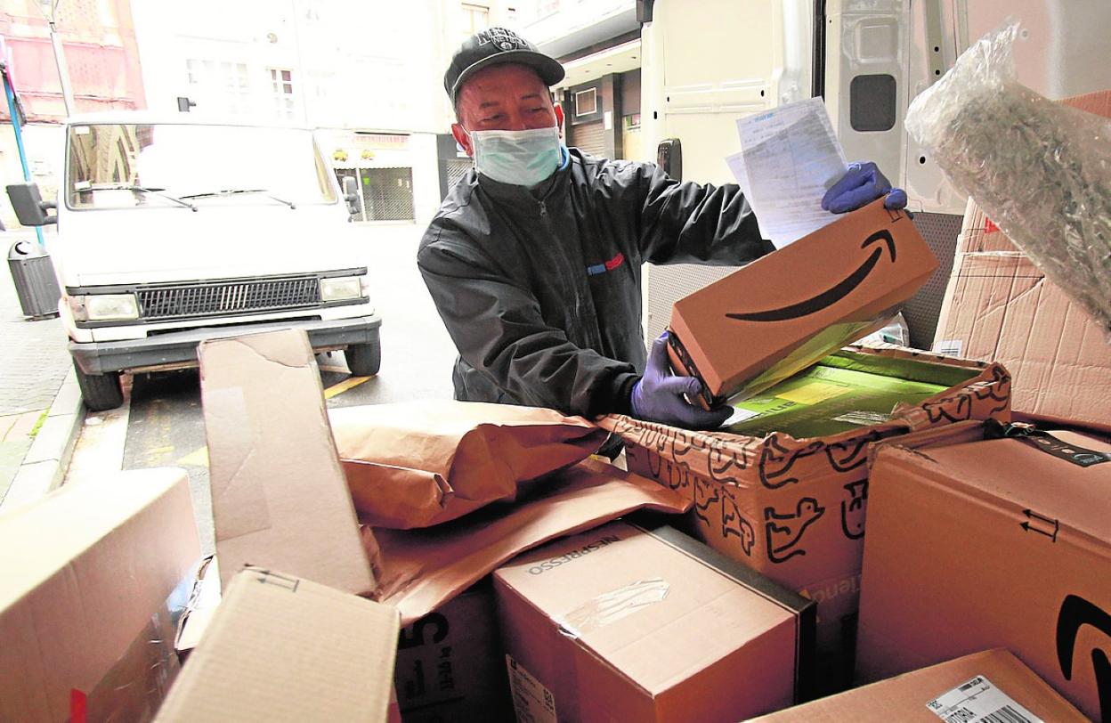 Un repartidor se dispone a entregar un paquete a domicilio. 