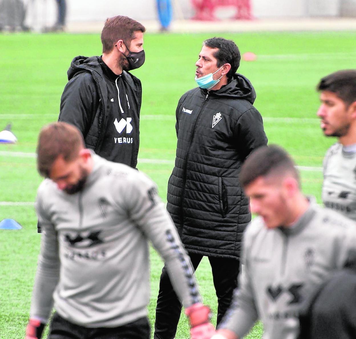 Loreto dialoga con David Sánchez en un entrenamiento; delante, Josele, Toril y Champagne. 