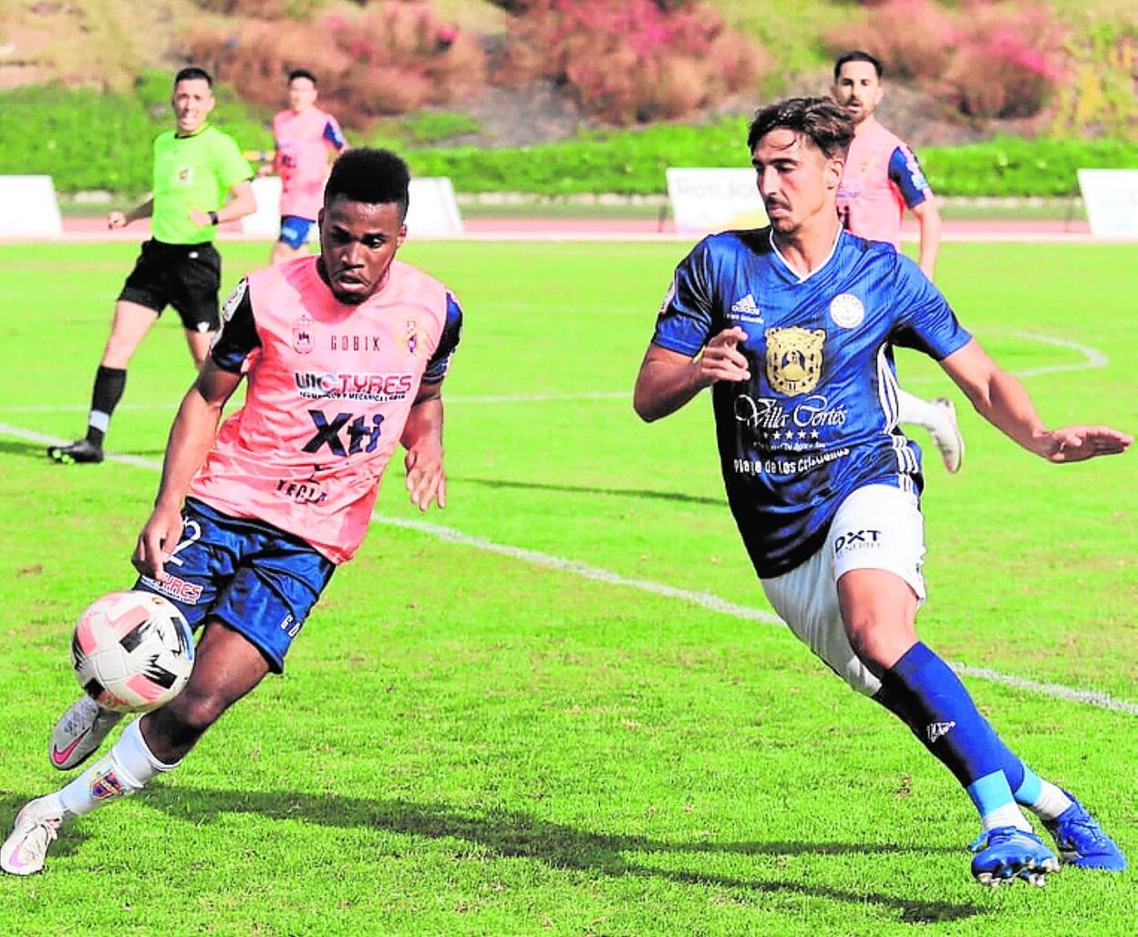 Brian Bonaba, ayer, controlando un balón ante un rival. 