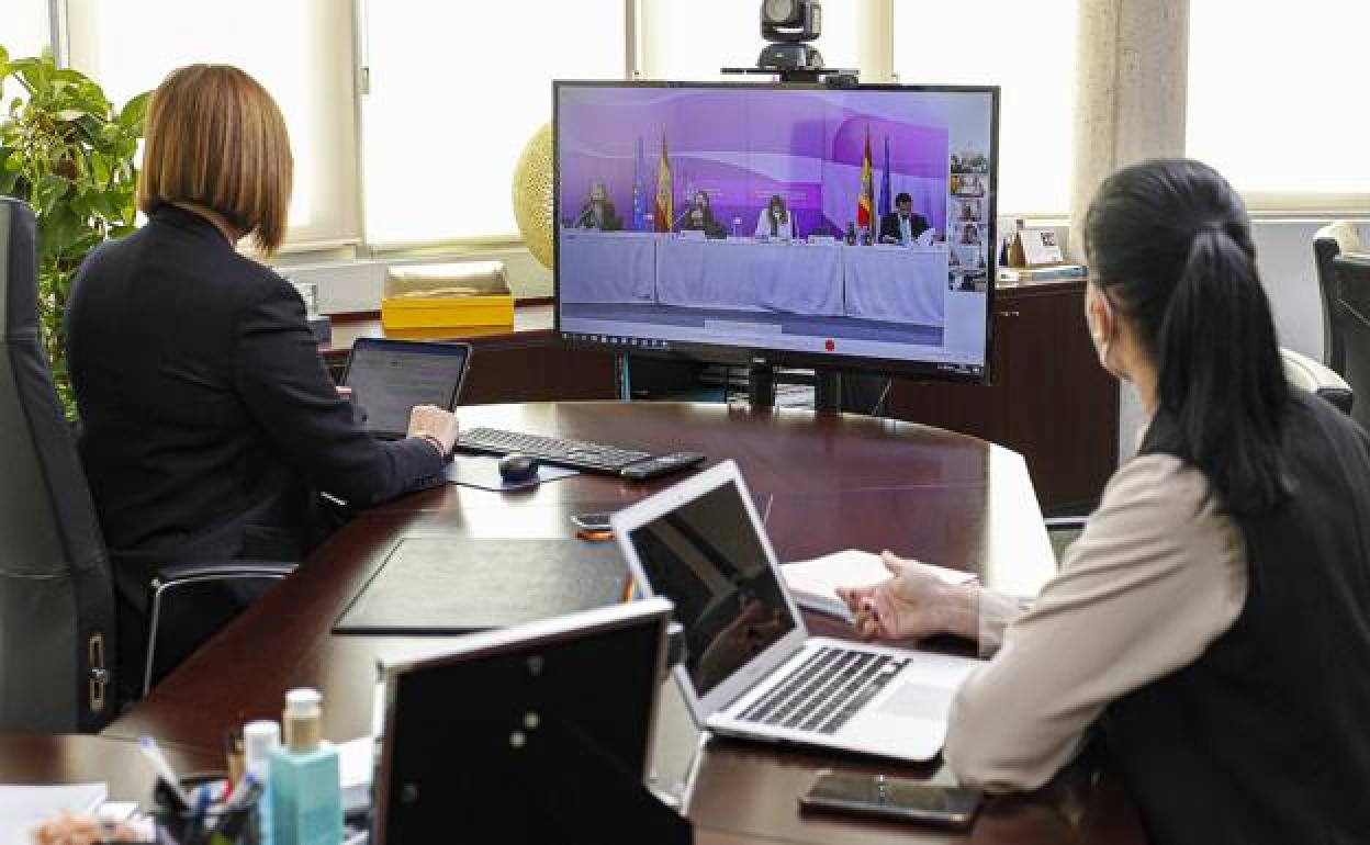 Isabel Franco y y la directora general de Mujer y Diversidad de Género, María José García, en la Conferencia Sectorial de Igualdad. 