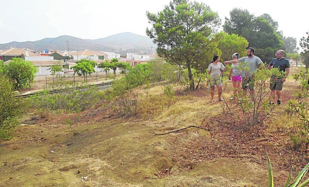 Padres de alumnos del Llano, en la balsa de residuos San Agustín. 