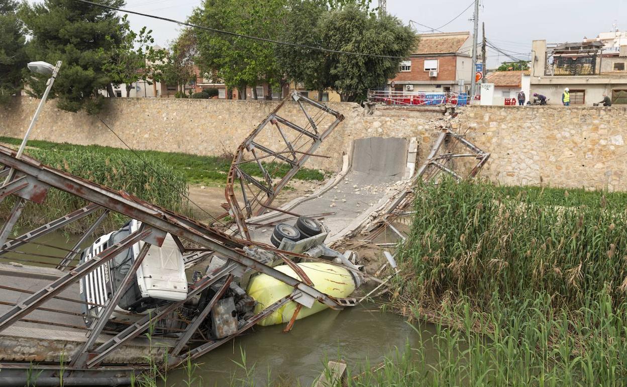 Camión hormigonera en el puente hundido sobre el río Segura entre El Raal y La Basca, en Beniel.