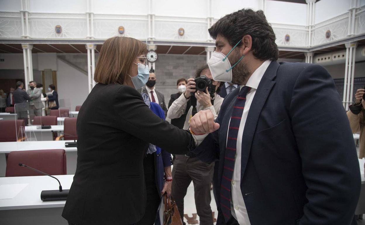 López Miras saluda a su vicepresidenta, Isabel Franco, a su llegada al hemiciclo.