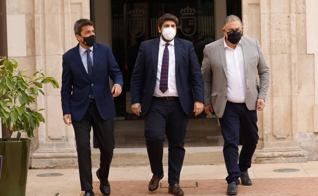 Carlos Mazón, López Miras y Lucas Jiménez, ayer en el palacio de San Esteban. 