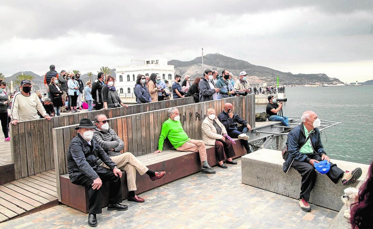 Público siguiendo en la distancia desde el Muelle de Alfonso XII la ceremonia. 