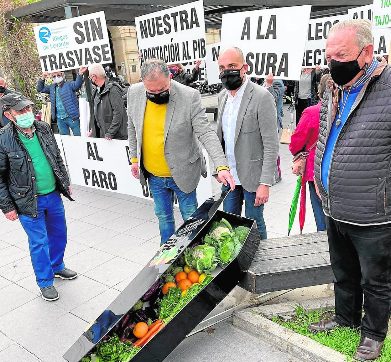 Ángel Urbina, Lucas Jiménez, Javier Berenguer y Eladio Aniorte, ayer con el féretro en la protesta de Alicante. 